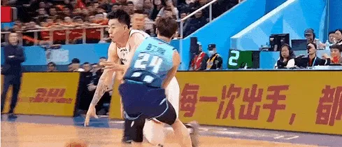 张镇麟无视防守杀入禁区，上演精彩双手隔人暴扣